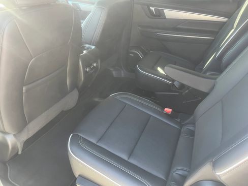 Used 2025 Buick Enclave Preferred AWD/4WD image 5