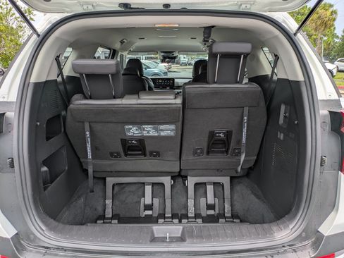 Certified 2025 Kia Carnival FWD image 9