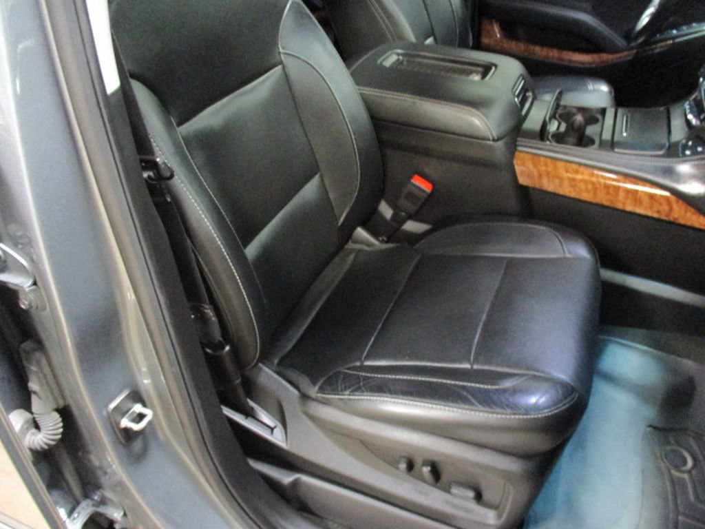Used 2018 Chevrolet Suburban Premier AWD/4WD image 17