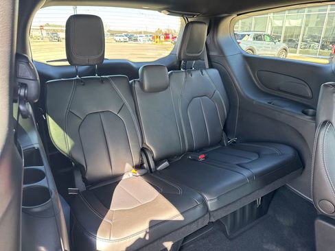 New 2026 Chrysler Pacifica Select AWD/4WD image 32