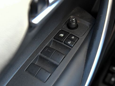 Used 2023 Toyota Corolla SE w/ SE Premium Package FWD image 34