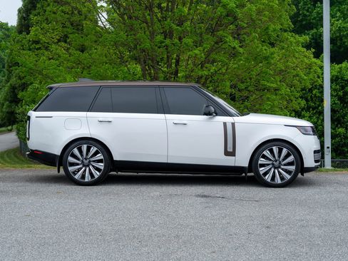 Used 2023 Land Rover Range Rover SV AWD/4WD image 8