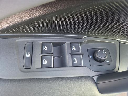 New 2026 Volkswagen Tiguan SE image 13