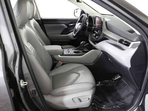 Used 2023 Toyota Highlander XLE FWD image 31