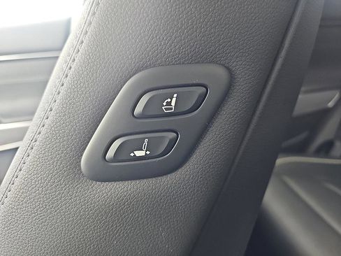 Used 2022 Genesis GV70 2.5T w/ Advanced Package image 19