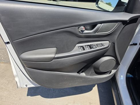 Used 2021 Hyundai Kona Limited w/ Cargo Package FWD image 11