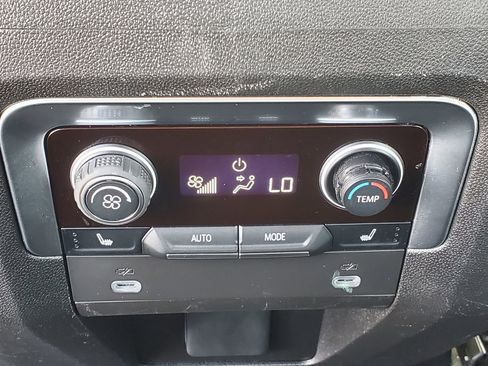 Used 2024 Chevrolet Suburban Premier image 13