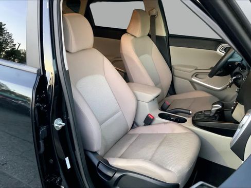 Used 2022 Kia Soul LX w/ Technology Package FWD image 9