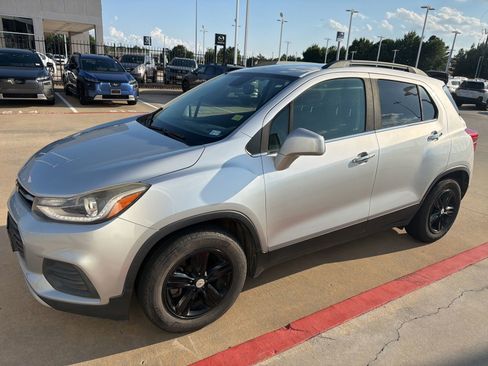 Used 2017 Chevrolet Trax LT w/ LT Convenience Package FWD image 1