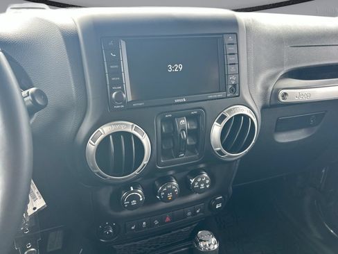 Used 2017 Jeep Wrangler Unlimited Rubicon w/ Cold Weather Group AWD/4WD image 24