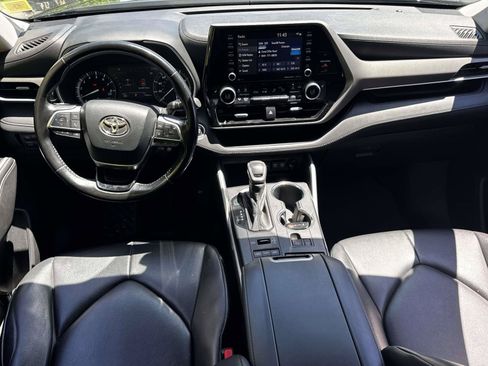 Used 2021 Toyota Highlander XLE AWD/4WD image 12