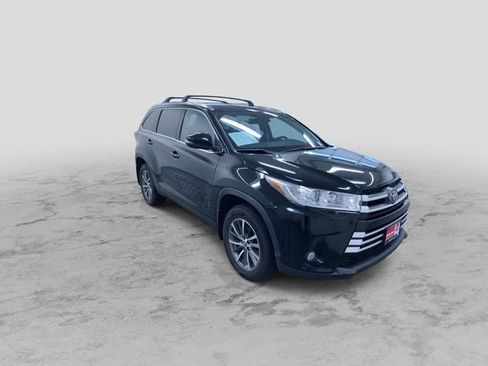 Used 2019 Toyota Highlander XLE image 3