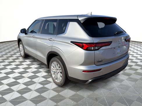 Used 2023 Mitsubishi Outlander ES FWD image 3