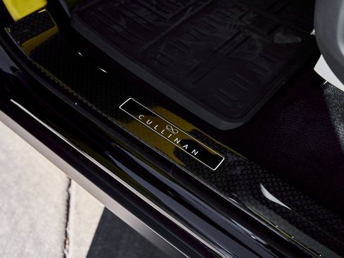 Used 2022 Rolls-Royce Cullinan Black Badge w/ Dark Exterior Package image 41