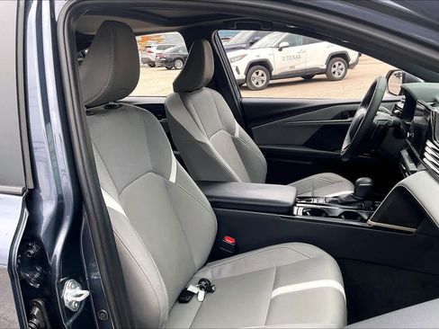 Used 2026 Toyota Camry SE w/ Convenience Package image 9