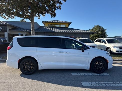 Used 2024 Chrysler Pacifica Select image 8