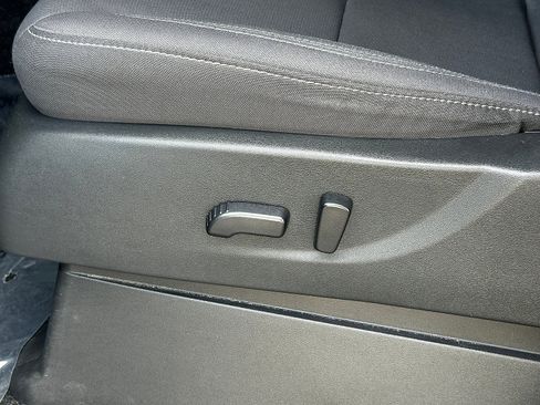 Used 2024 Nissan Frontier SV image 25