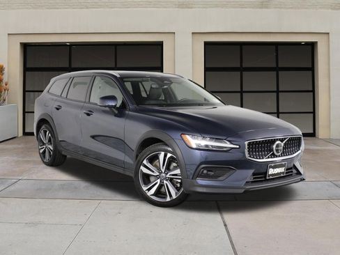 Certified 2025 Volvo V60 B5 Cross Country Plus image 34