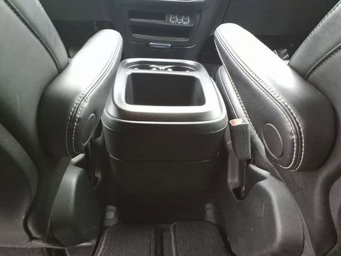 Used 2025 Chrysler Pacifica Select image 15