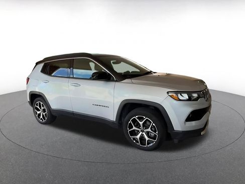 Used 2025 Jeep Compass Limited AWD/4WD image 2