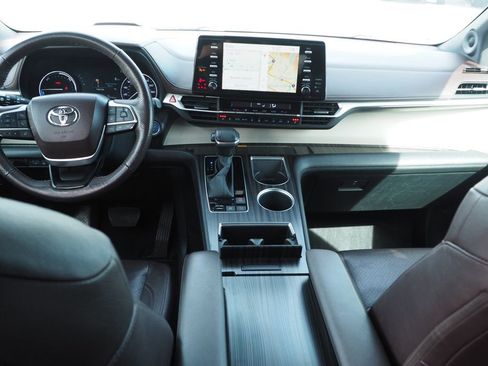 Used 2023 Toyota Sienna Platinum image 17