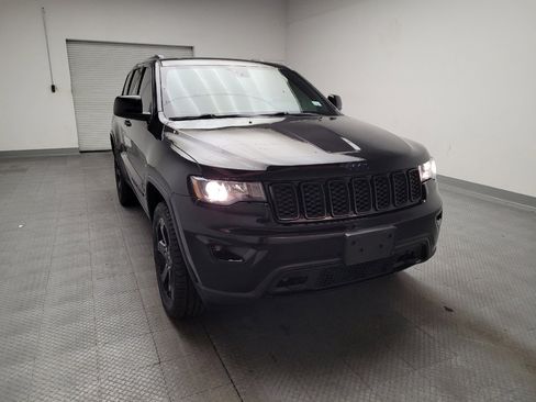 Used 2019 Jeep Grand Cherokee Laredo image 14