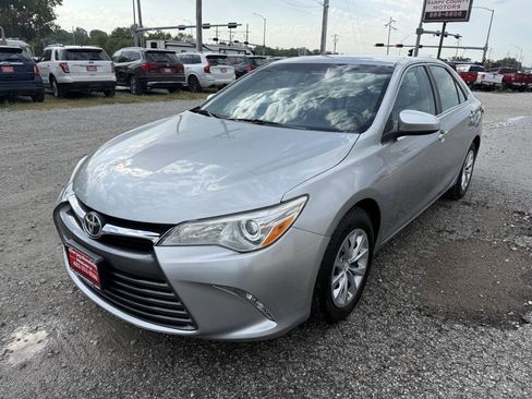 Used 2015 Toyota Camry LE FWD image 3