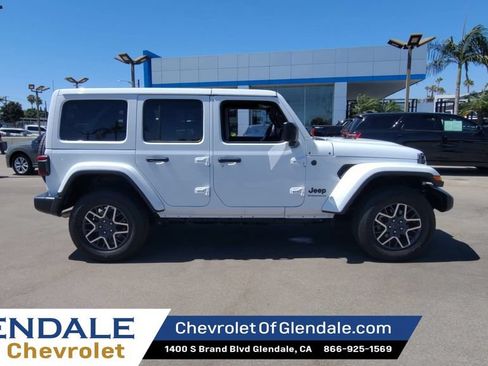 Used 2025 Jeep Wrangler Unlimited Sahara AWD/4WD image 9