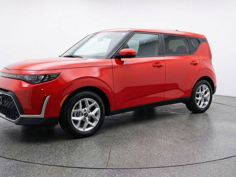 Used 2025 Kia Soul LX w/ LX Technology Package image 3