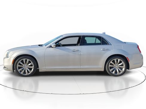 Used 2019 Chrysler 300 Touring w/ Chrome Appearance Package image 3