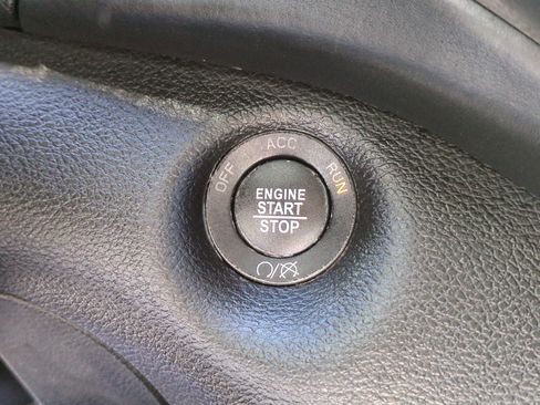 Used 2019 Jeep Cherokee Overland w/ Technology Group image 19