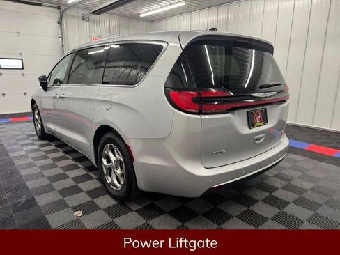 Used 2024 Chrysler Pacifica Limited FWD image 7