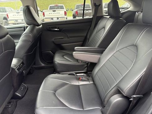 Used 2024 Toyota Highlander XLE AWD/4WD image 5
