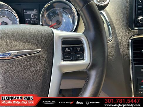 Used 2015 Chrysler Town & Country Touring w/ Driver Convenience Group FWD image 12