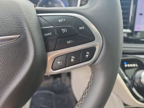 Used 2023 Chrysler Pacifica Limited FWD image 25