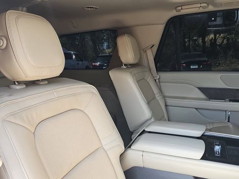 Used 2019 Lincoln Navigator Reserve image 28