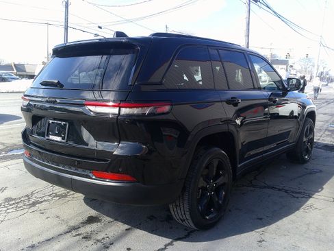 Used 2023 Jeep Grand Cherokee Altitude image 6