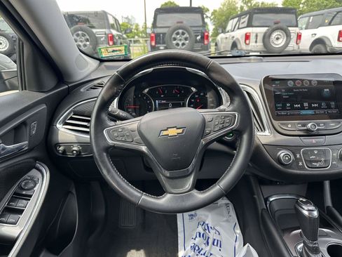 Used 2017 Chevrolet Malibu LT FWD image 12