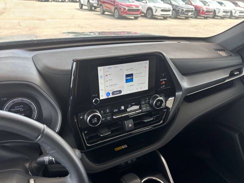 Used 2025 Toyota Highlander XSE AWD/4WD image 16