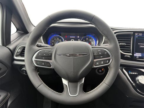 Used 2025 Chrysler Pacifica Select image 12