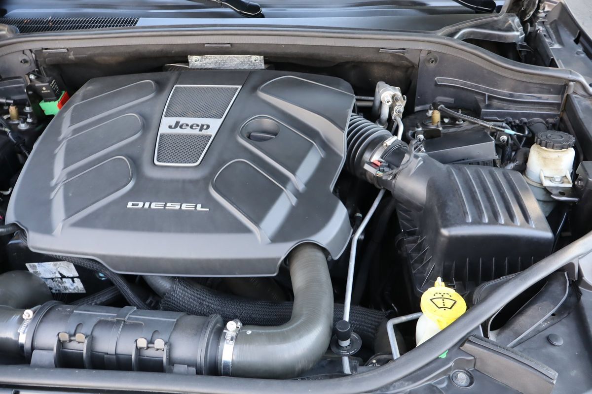 Used 2014 Jeep Grand Cherokee Overland w/ Advanced Technology Group AWD/4WD image 40