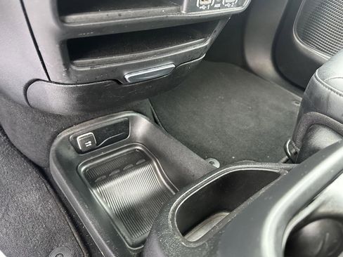 Used 2025 Chrysler Pacifica Select image 30