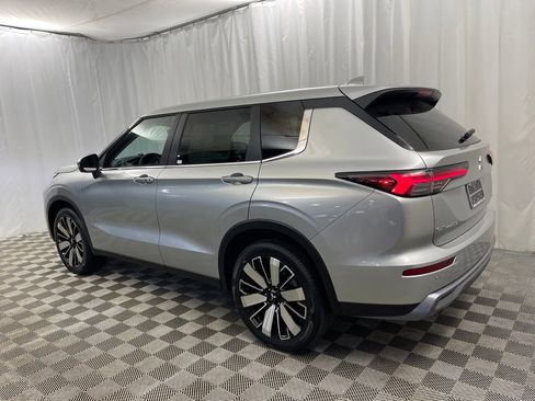 New 2025 Mitsubishi Outlander SE image 4
