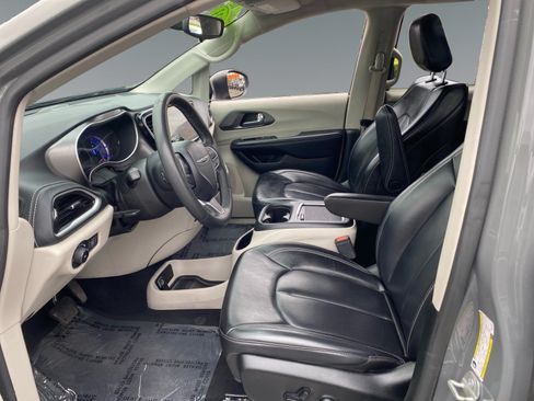 Used 2023 Chrysler Pacifica Touring-L FWD image 9