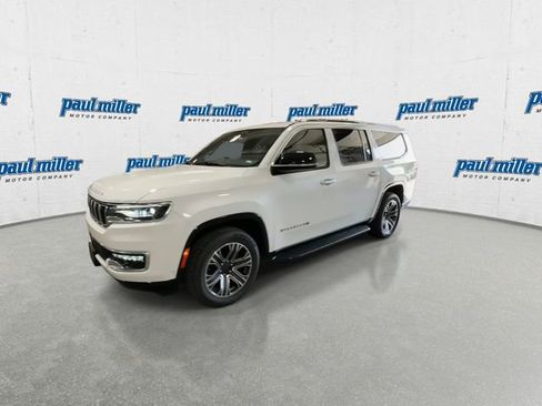 Used 2024 Jeep Wagoneer L Series II w/ Flexible Seating Group AWD/4WD image 5