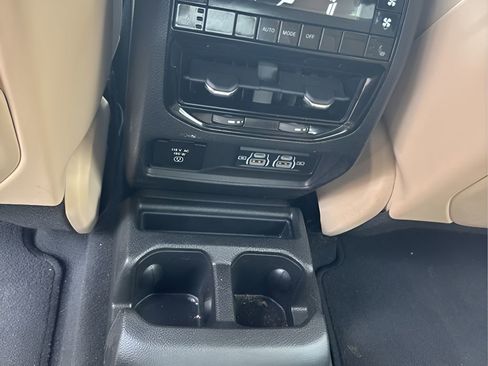 Used 2024 Jeep Grand Cherokee L Limited w/ Black Appearance Package image 9