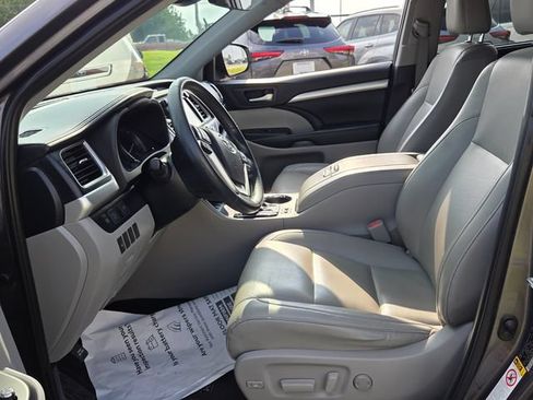 Used 2019 Toyota Highlander XLE FWD image 5