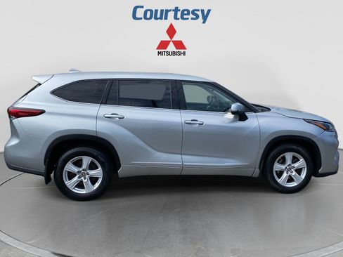 Used 2021 Toyota Highlander L AWD/4WD image 8
