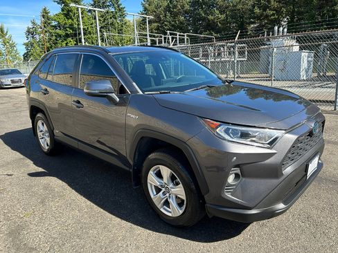 Used 2020 Toyota RAV4 XLE image 3