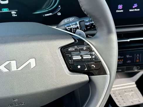 Used 2025 Kia Niro SX Touring image 20